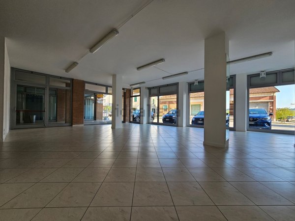 locale commerciale in affitto a Montecosaro in zona Borgo Stazione