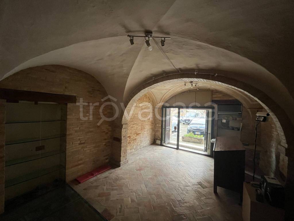 negozio in affitto a Montecosaro