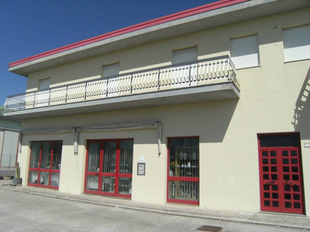 locale commerciale in affitto a Morrovalle in zona Pintura