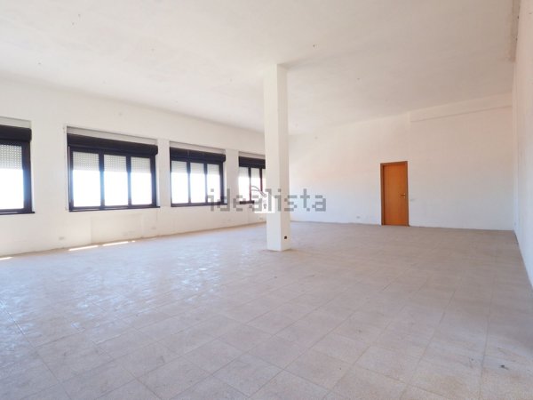 locale commerciale in affitto a Morrovalle in zona Pintura