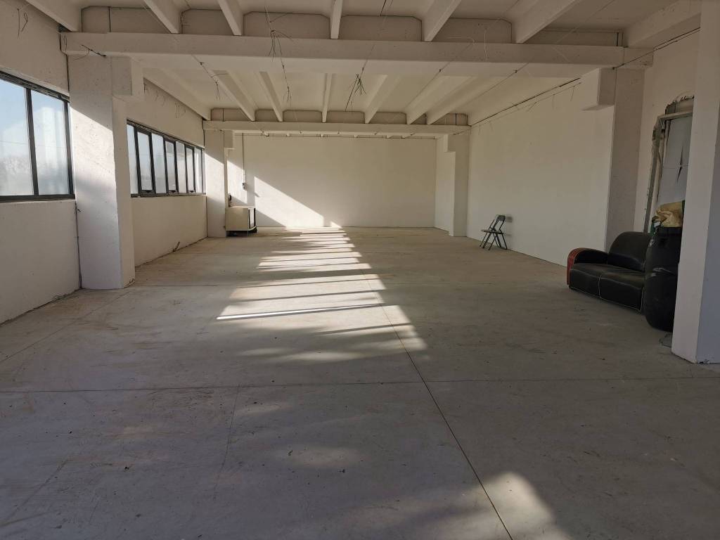 locale commerciale in affitto a Morrovalle in zona Trodica