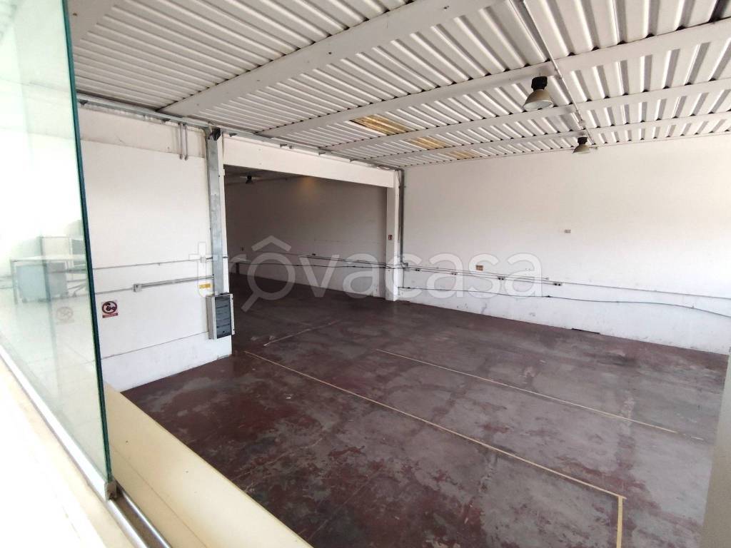 locale commerciale in affitto a Morrovalle in zona Trodica