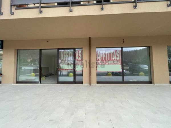 locale commerciale in affitto a Muccia