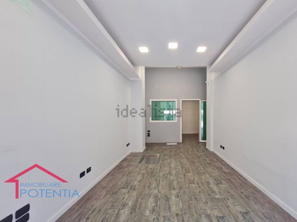 negozio in affitto a Potenza Picena in zona Porto Potenza Picena