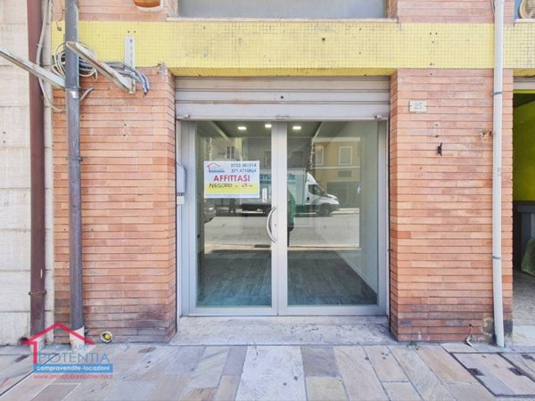 negozio in affitto a Potenza Picena in zona Porto Potenza Picena