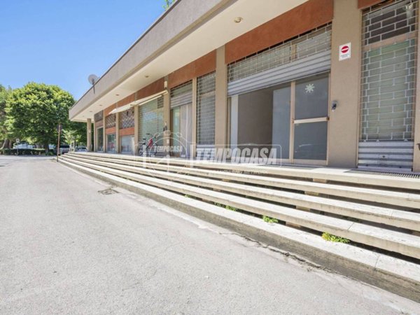 negozio in affitto a Potenza Picena in zona Porto Potenza Picena
