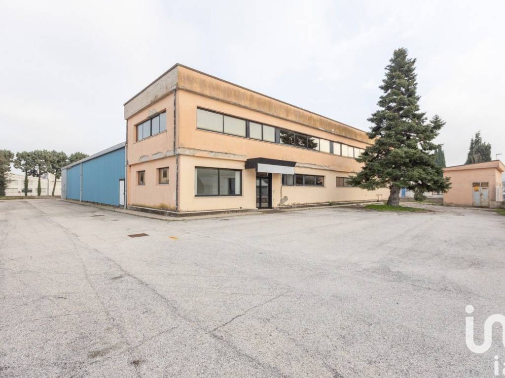 locale commerciale in affitto a Recanati