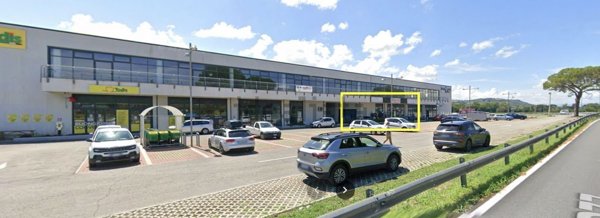 locale commerciale in affitto a Recanati