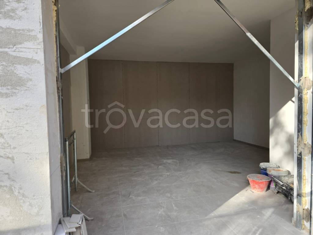 negozio in affitto a Tolentino in zona Santa Lucia