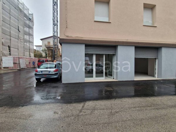 negozio in affitto a Tolentino in zona Santa Lucia