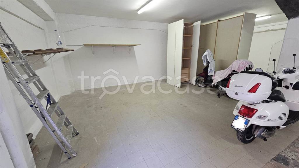 locale commerciale in affitto a Tolentino in zona Le Grazie