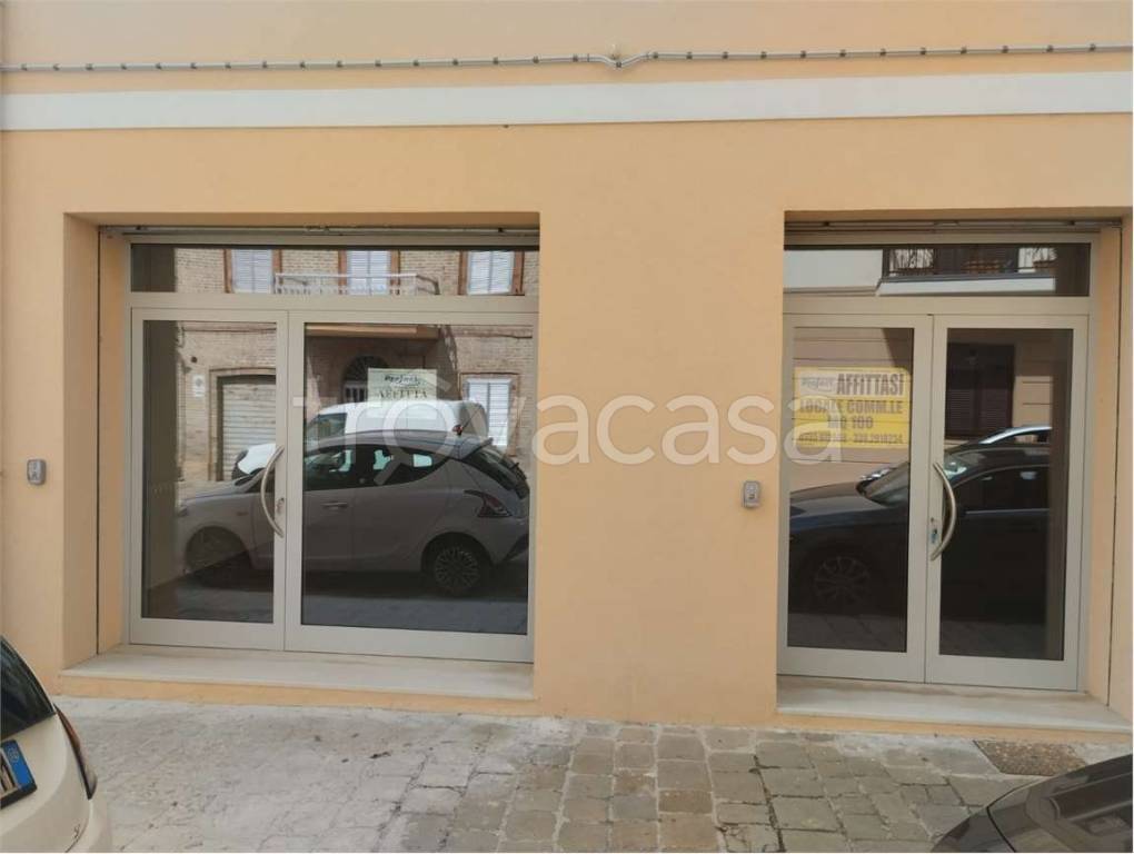 negozio in affitto a Tolentino