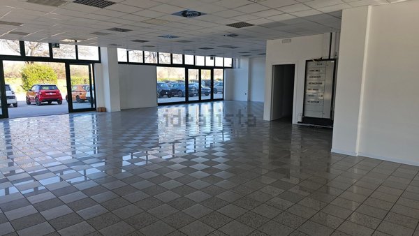locale commerciale in affitto a Tolentino in zona Rancia