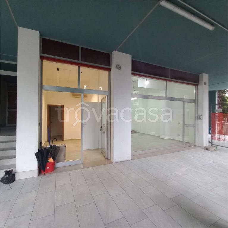 negozio in affitto a Tolentino