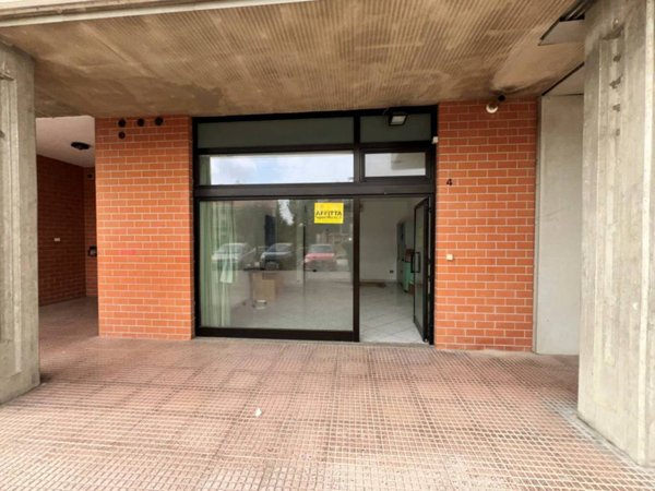 negozio in affitto a Tolentino