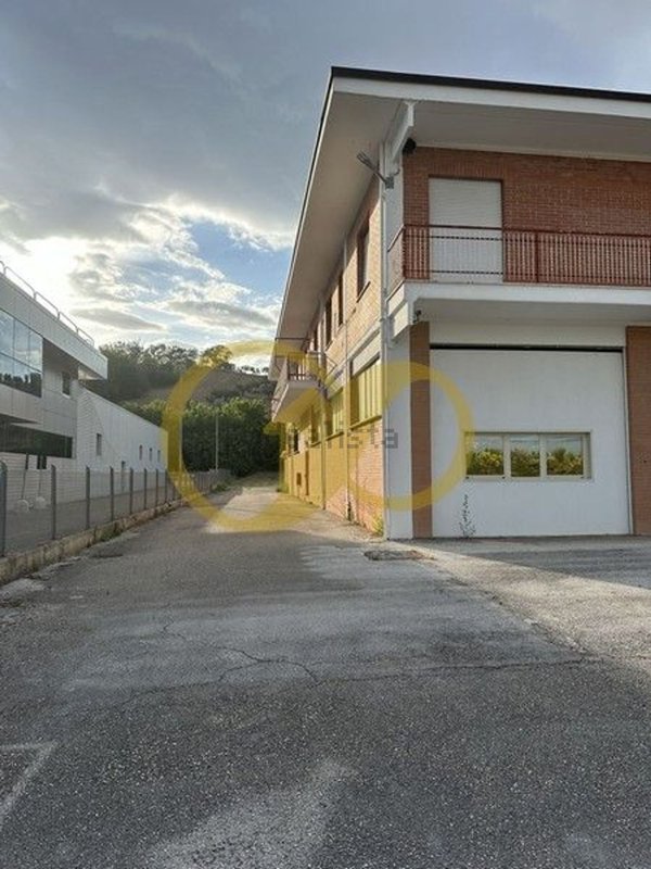 locale di sgombero in affitto a Tolentino