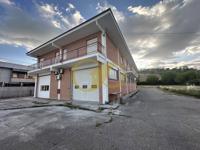 locale commerciale in affitto a Tolentino