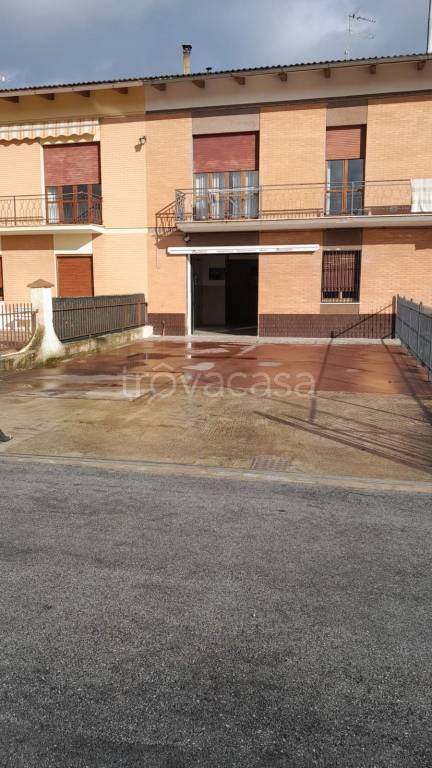 negozio in affitto a Treia in zona Chiesanuova