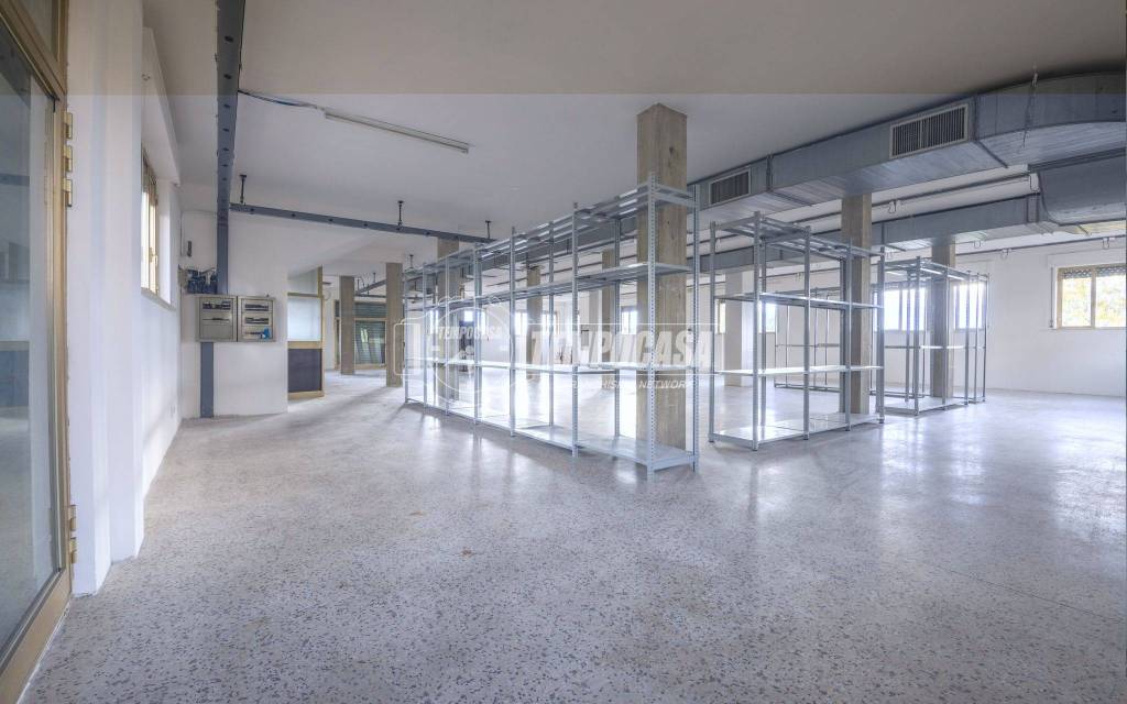 negozio in affitto ad Urbisaglia