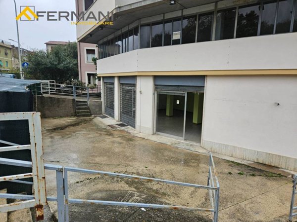 locale commerciale in affitto ad Ascoli Piceno in zona Borgo Solestà