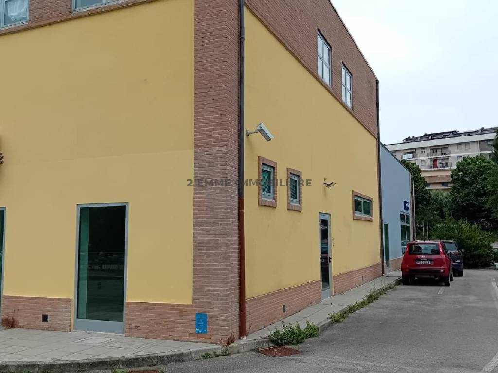 negozio in affitto ad Ascoli Piceno