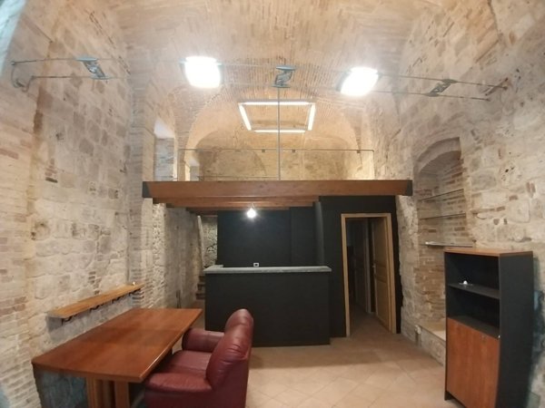 locale commerciale in affitto ad Ascoli Piceno in zona Centro Storico