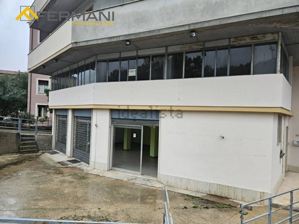 locale commerciale in affitto ad Ascoli Piceno in zona Borgo Solestà
