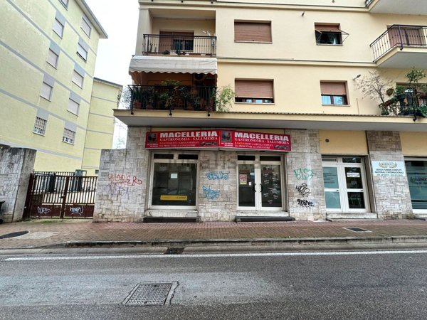 negozio in affitto ad Ascoli Piceno