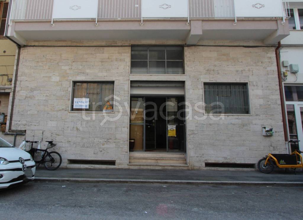 negozio in affitto ad Ascoli Piceno in zona Porta Maggiore