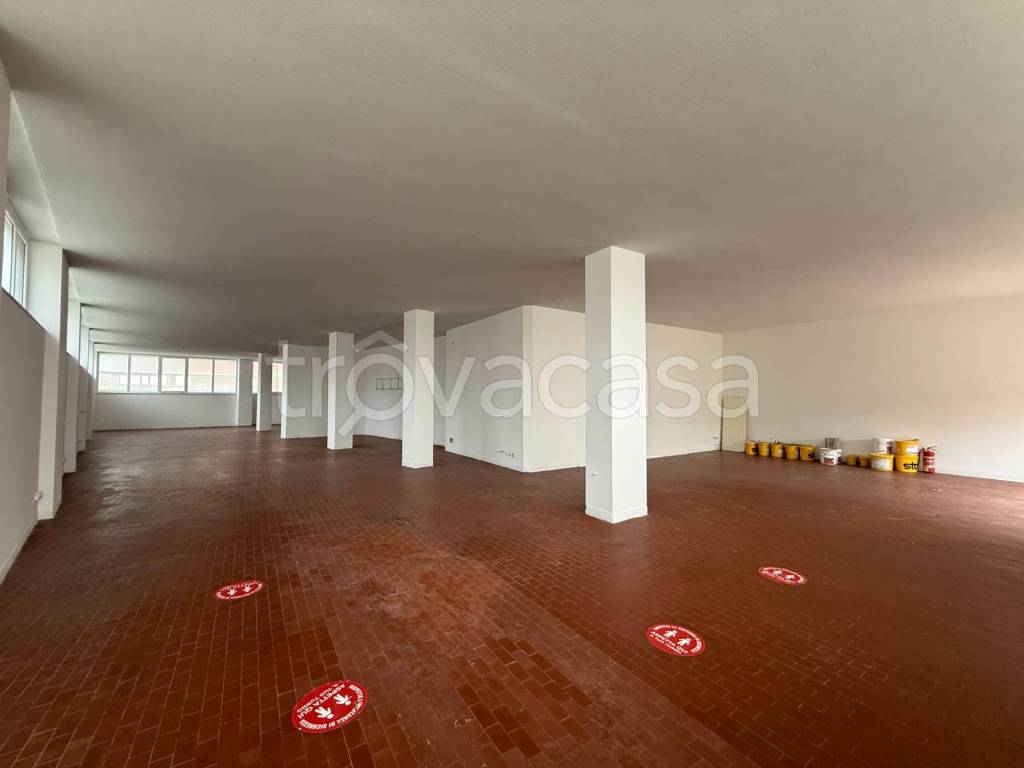 negozio in affitto ad Ascoli Piceno in zona Borgo Solestà