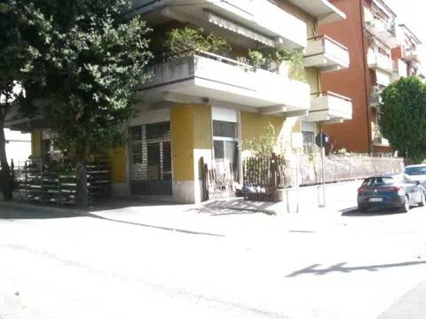 negozio in affitto ad Ascoli Piceno