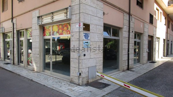 negozio in affitto ad Ascoli Piceno