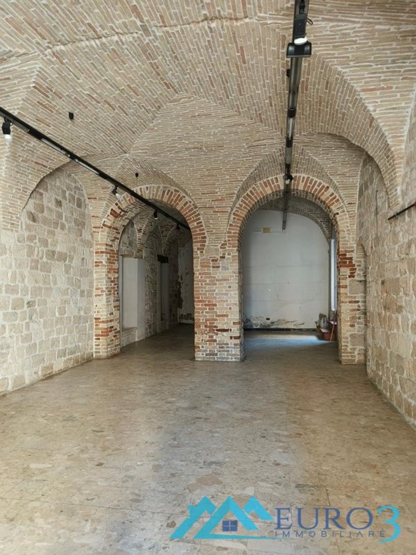 locale commerciale in affitto ad Ascoli Piceno in zona Centro Storico