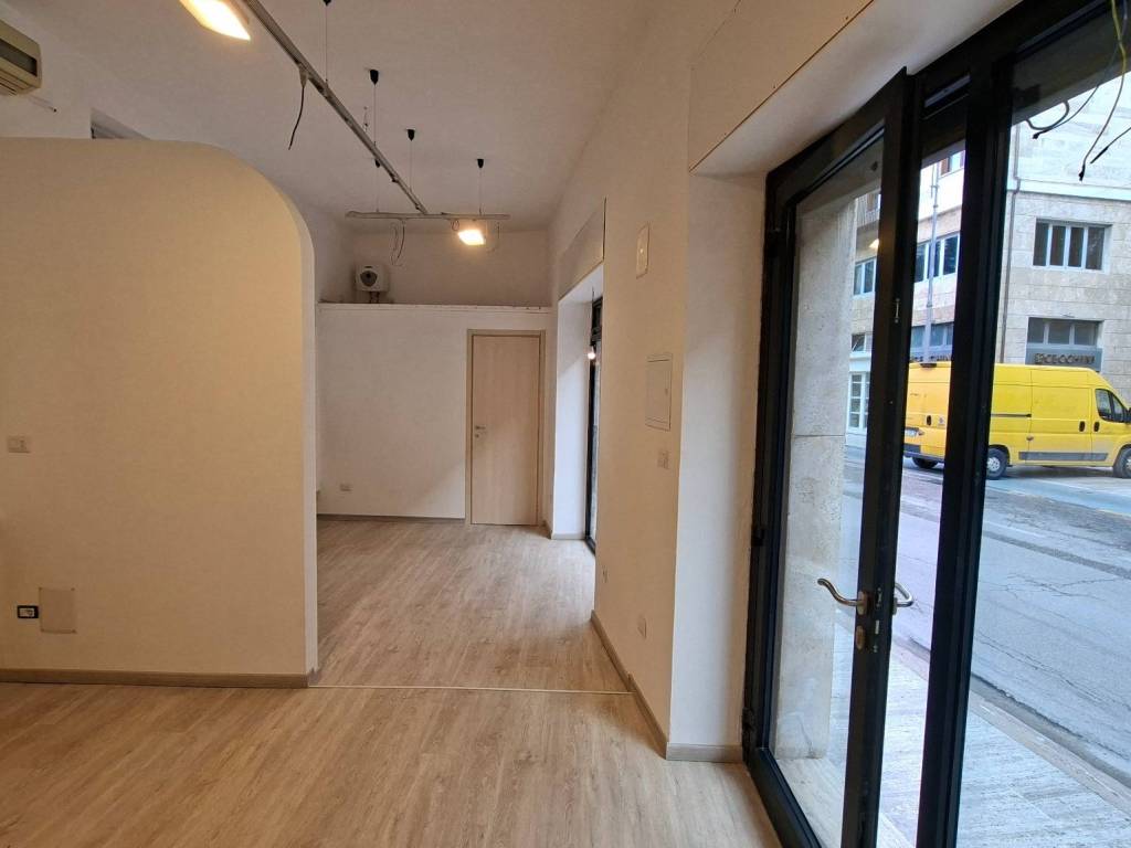 negozio in affitto ad Ascoli Piceno in zona Centro Storico