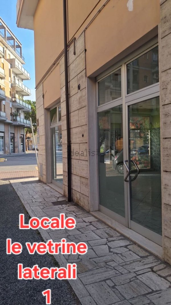 negozio in affitto ad Ascoli Piceno in zona Piazza Immacolata