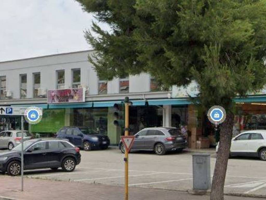 negozio in affitto a Grottammare in zona Ischia