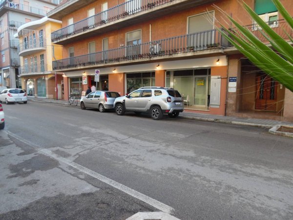locale commerciale in affitto a San Benedetto del Tronto in zona Sentina