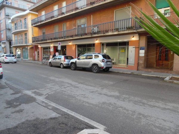 locale commerciale in affitto a San Benedetto del Tronto in zona Sentina