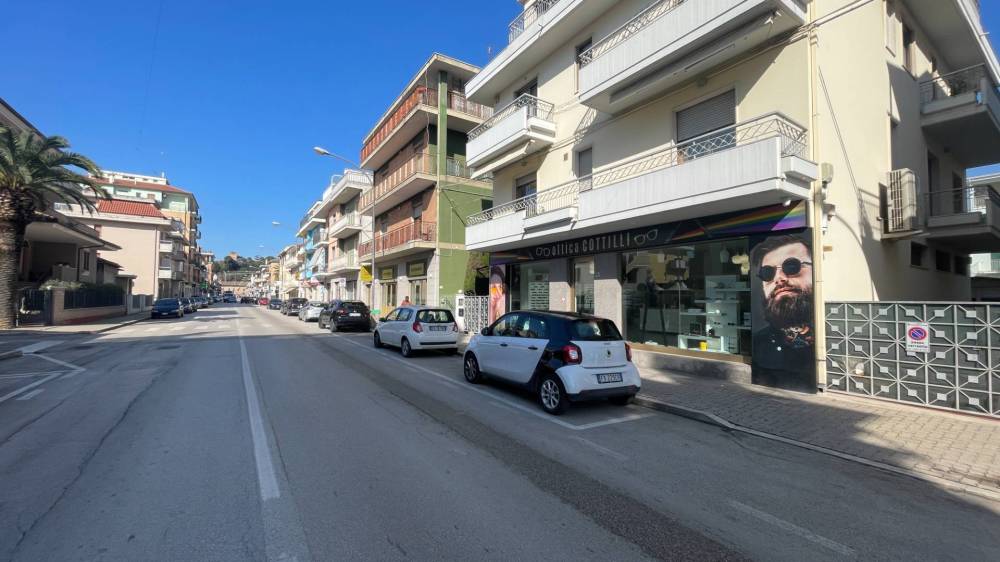 locale commerciale in affitto a San Benedetto del Tronto in zona Sentina