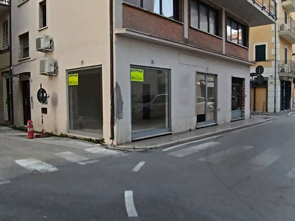 negozio in affitto a San Benedetto del Tronto
