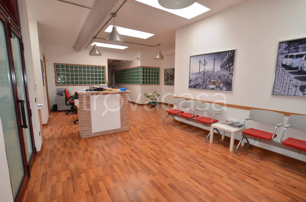 negozio in affitto a San Benedetto del Tronto in zona Sentina