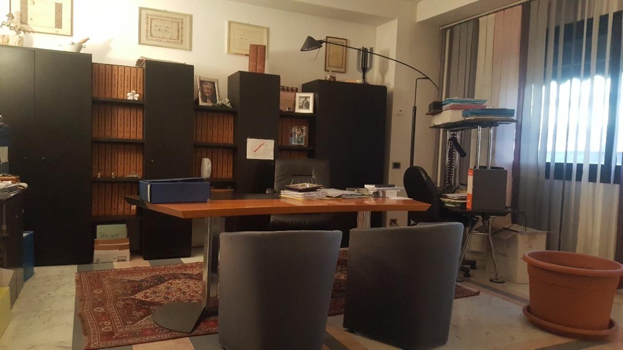 ufficio in affitto a Carrara in zona Battilana