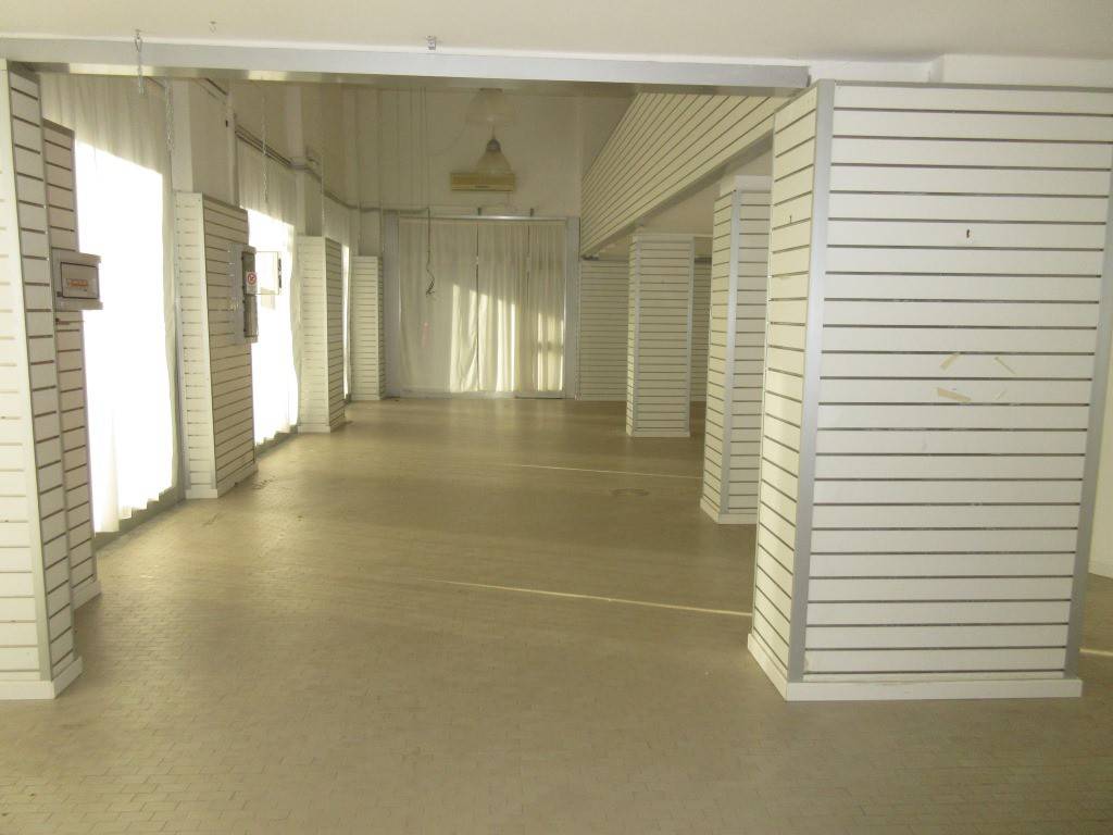 negozio in affitto a Carrara in zona Marina di Carrara