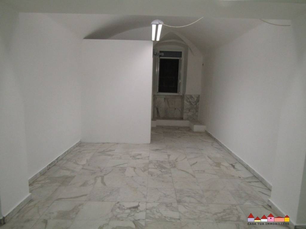 negozio in affitto a Carrara