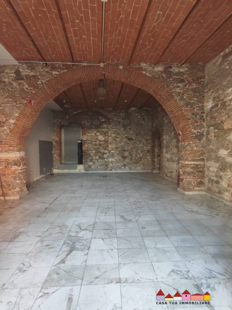 negozio in affitto a Carrara in zona Centro Città