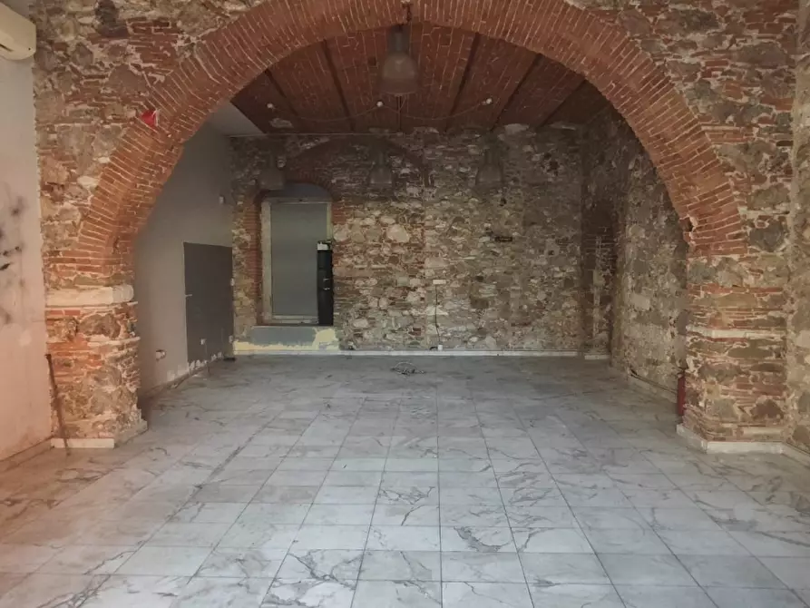 negozio in affitto a Carrara in zona Centro Città