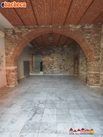 negozio in affitto a Carrara in zona Centro Città