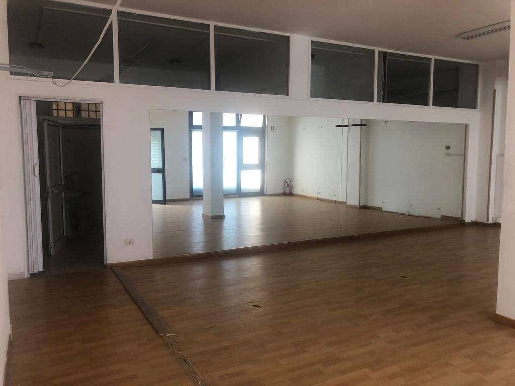 negozio in affitto a Carrara in zona Marina di Carrara