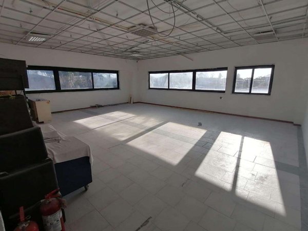 locale commerciale in affitto a Carrara
