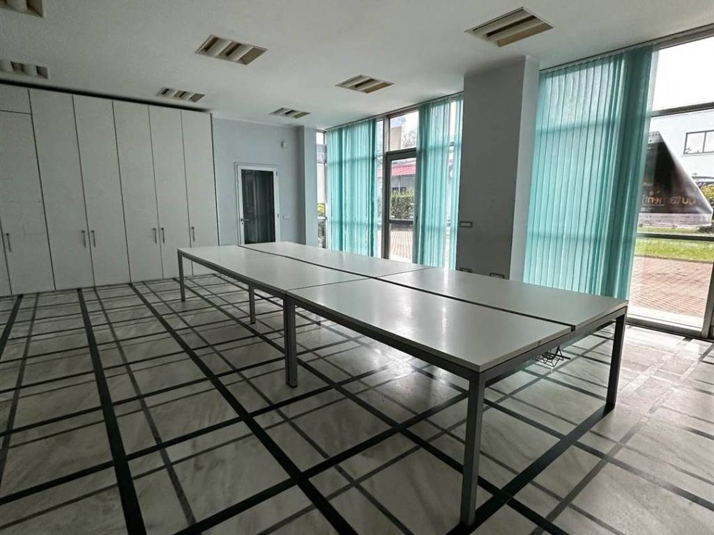 ufficio in affitto a Carrara in zona Avenza